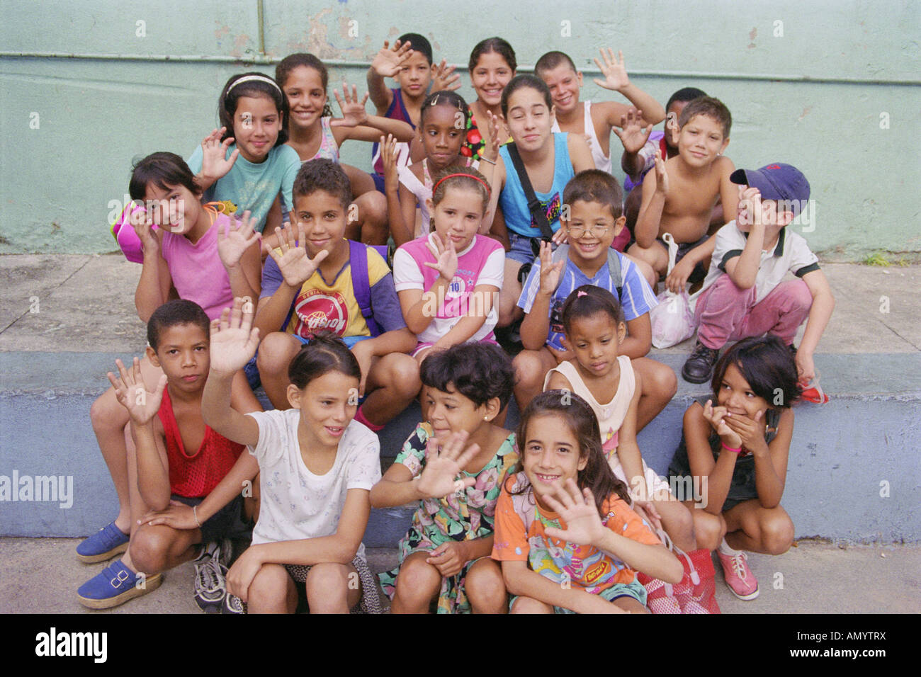 Gruppe von Grundschulkindern winken. Kuba Stockfoto