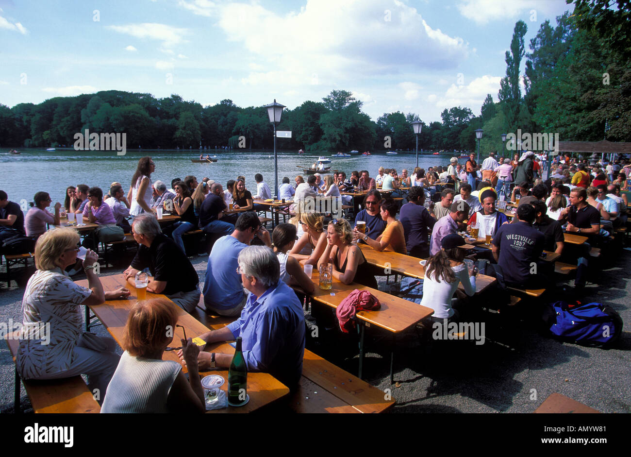 Deutschland München Leute sitzen in einem Biergarten genannt Restaurant