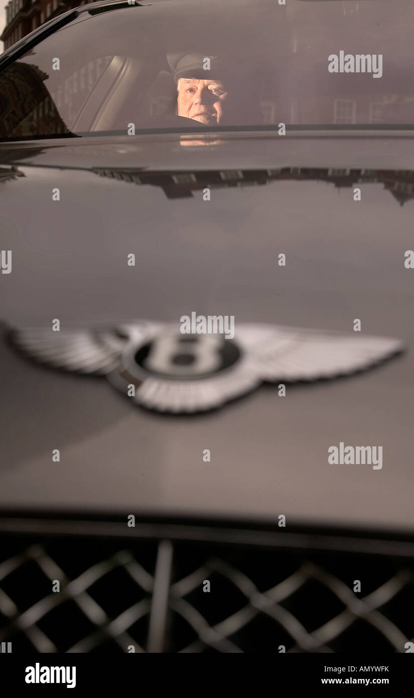 Chauffeur von Bentley limousine Stockfoto