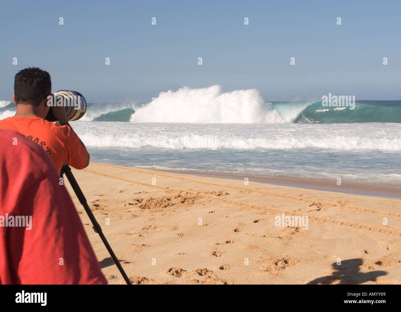 Fotografen fotografieren Surfer auf eine klassische große Vinifizierung Surf-Welle an der Banzai Pipeline Nordküste von Oahu Hawaii Stockfoto