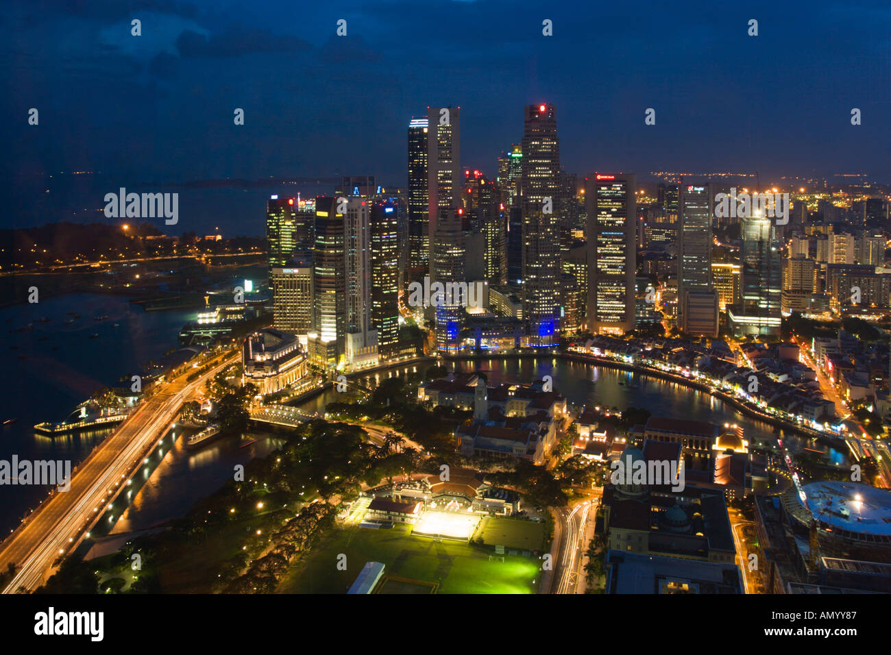 Singapore Central Business District und Finanzzentrum in der Nacht vom Swissotel Stamford Hotel Stockfoto