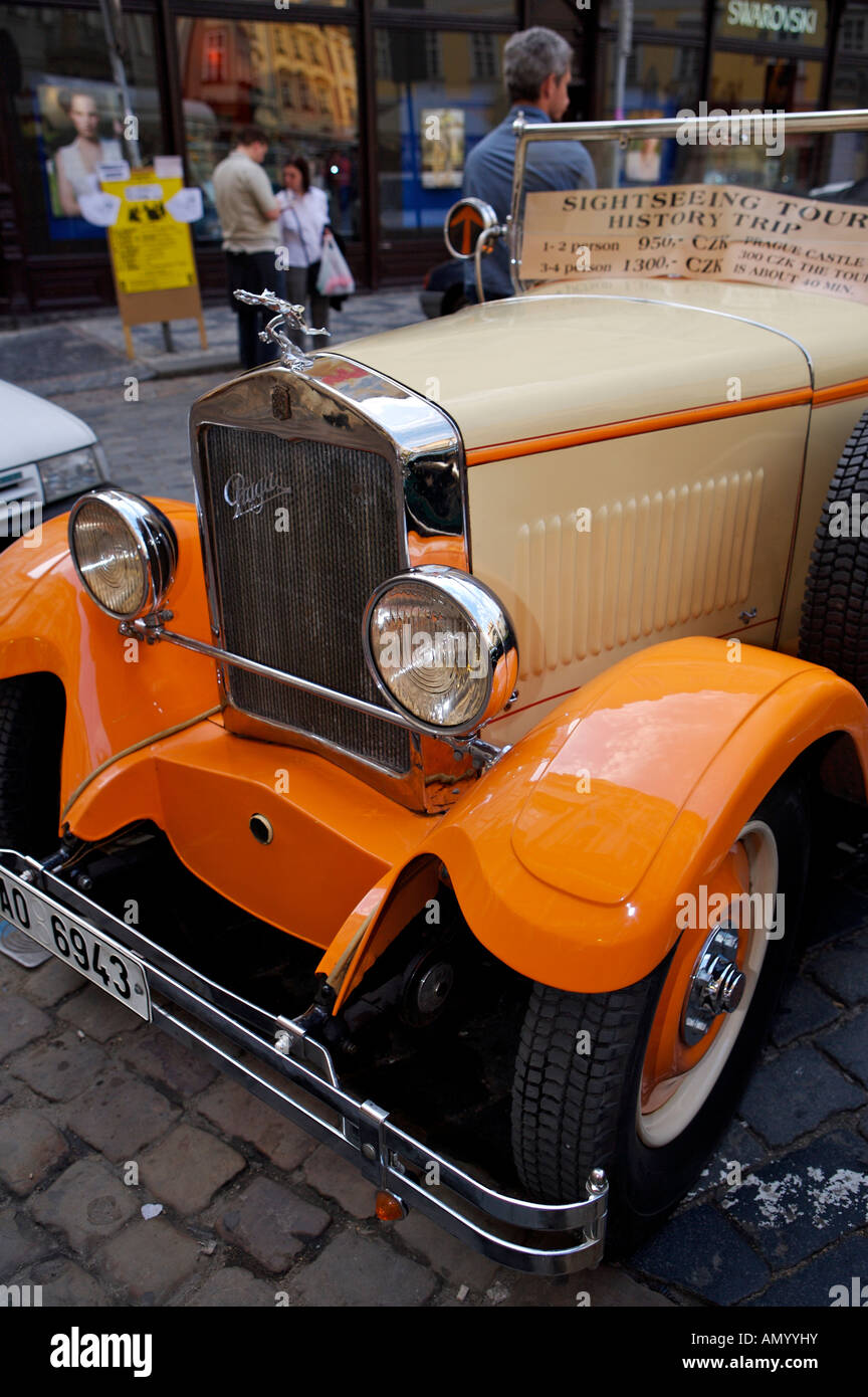 Alte Vintage Cars für Sightseeing Touren in die alte Stadt Bezirk von Prag, Tschechische Republik, Europa. Stockfoto