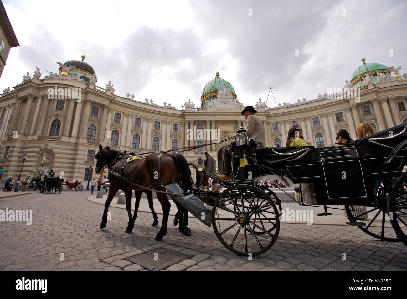 Pferd und Buggy Sightseeing-Tour direkt vor der Hofburg Palast, Wien, Österreich, Europa Stockfoto