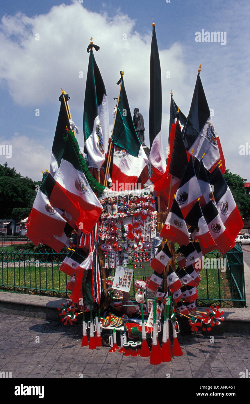 Mexikanische Fahnen und andere patriotische Artikel zum Verkauf auf mexikanischen Unabhängigkeitstag, Tag, 16. September, in Cuernavaca, Morelos, Mexiko Stockfoto