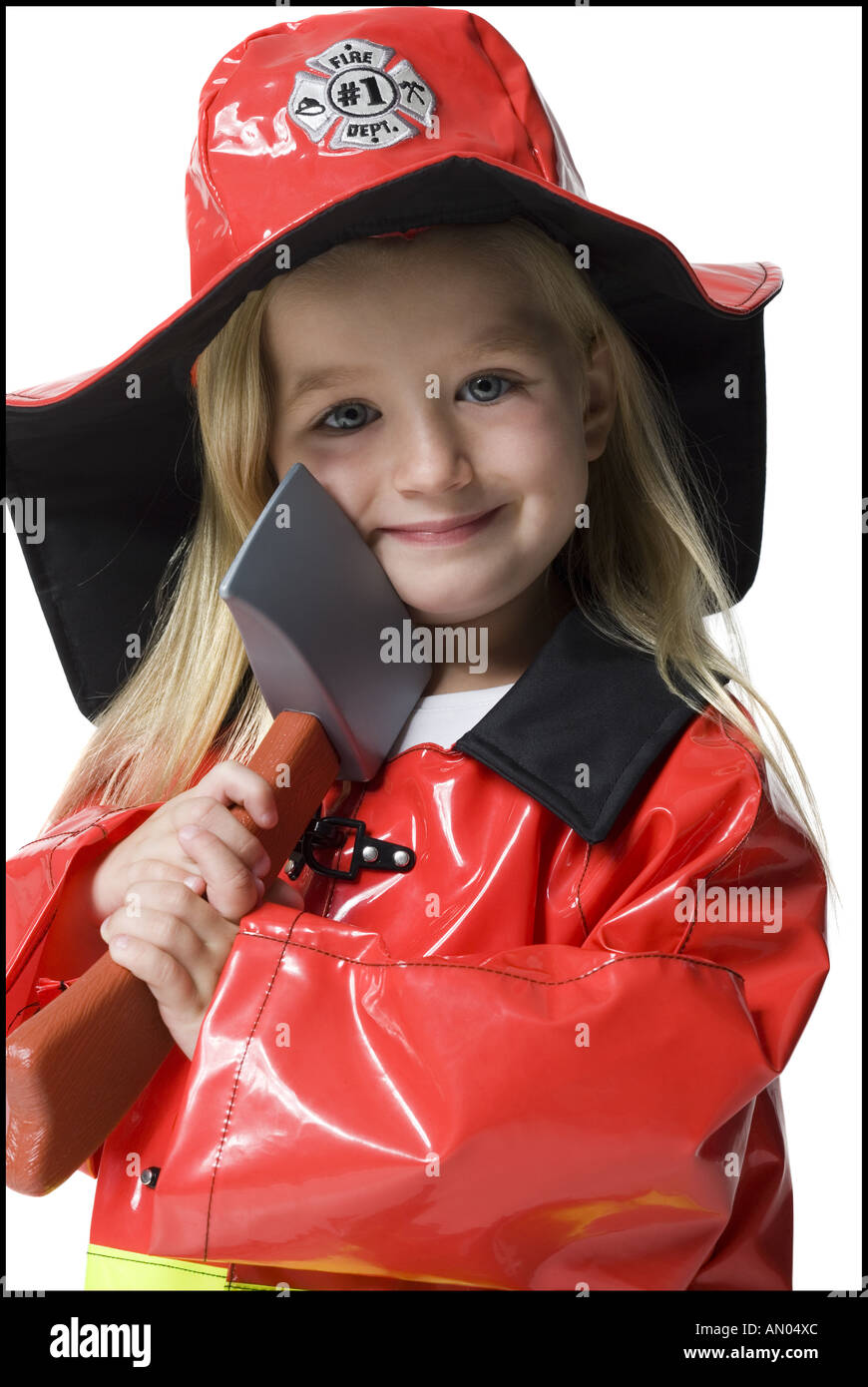 Porträt eines Mädchens als Feuerwehrmann verkleidet und eine Axt halten Stockfoto