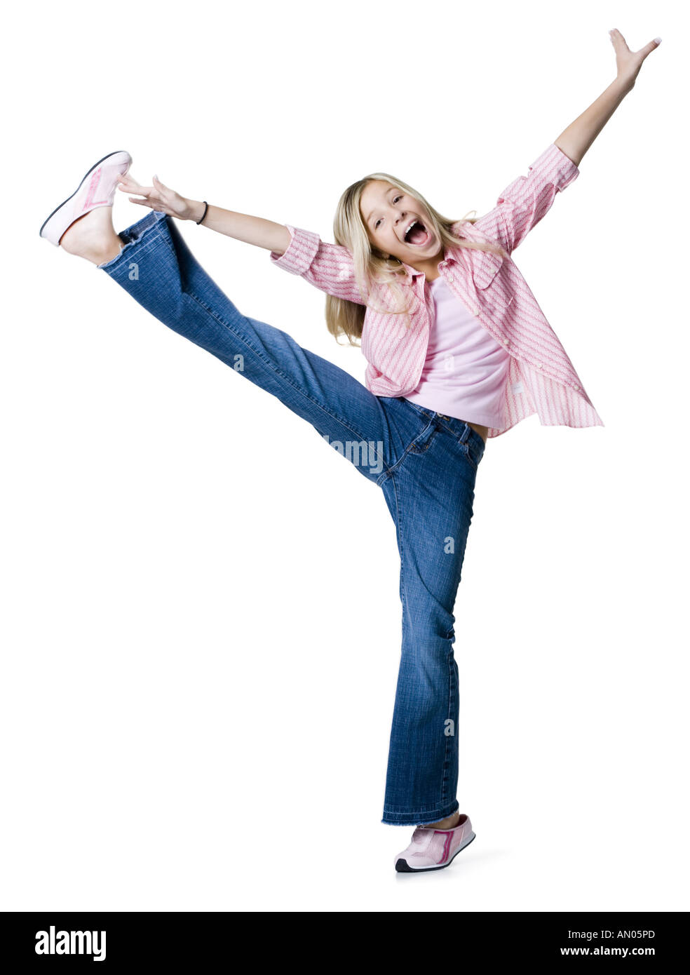 Porträt eines Mädchens berühren ihre Füße und lachen Stockfoto