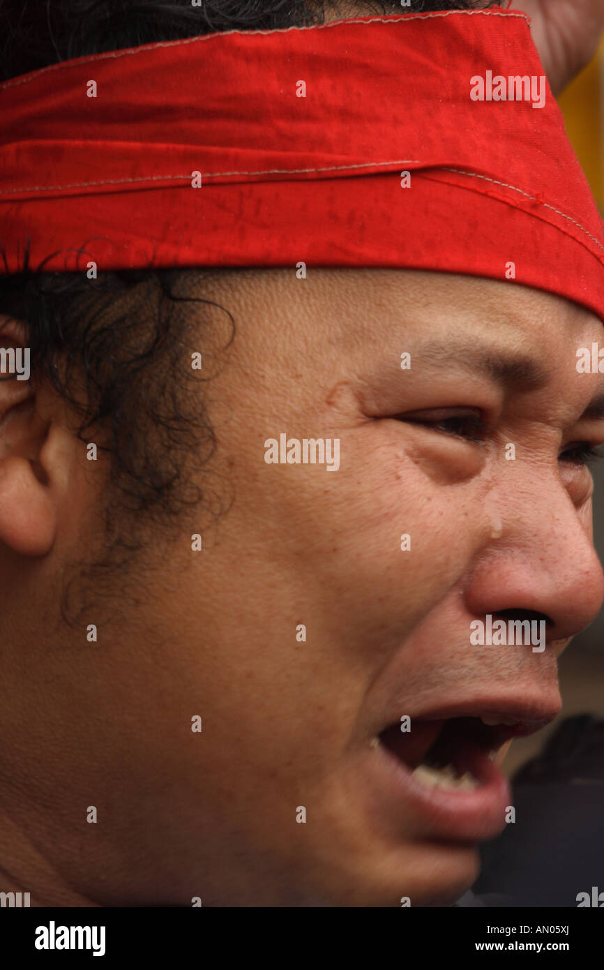 Tränen für Birma. Eine burmesische Flüchtlinge in den Niederlanden zeigt seine Emotionen während einer Demonstration der Mönche Proteste zu unterstützen. Stockfoto