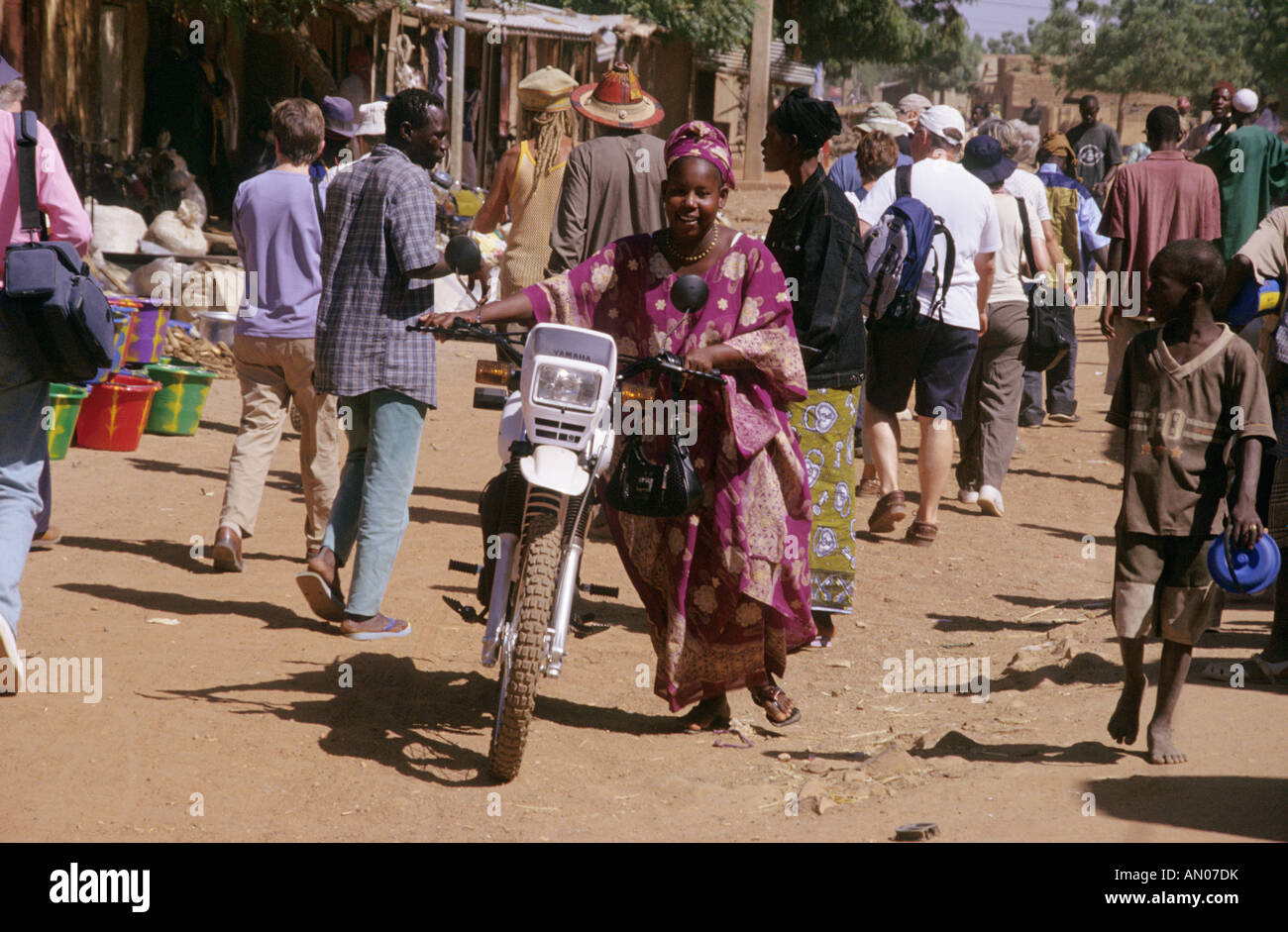 Mali Djenne Marktfrau mit Yamaha Motorrad Stockfoto