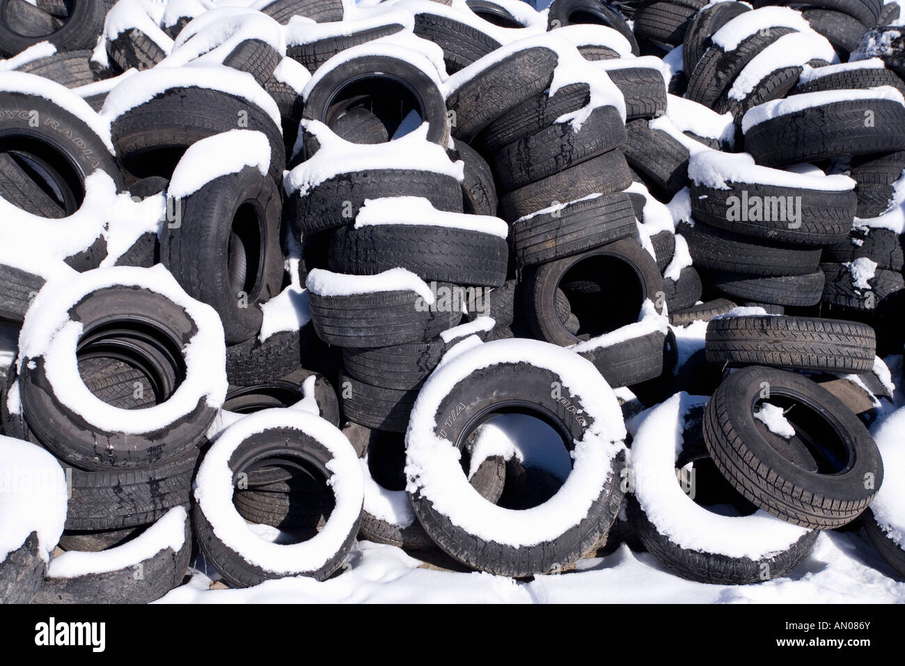Gebrauchte Automobile Autoreifen mit Schnee bedeckt Stockfoto