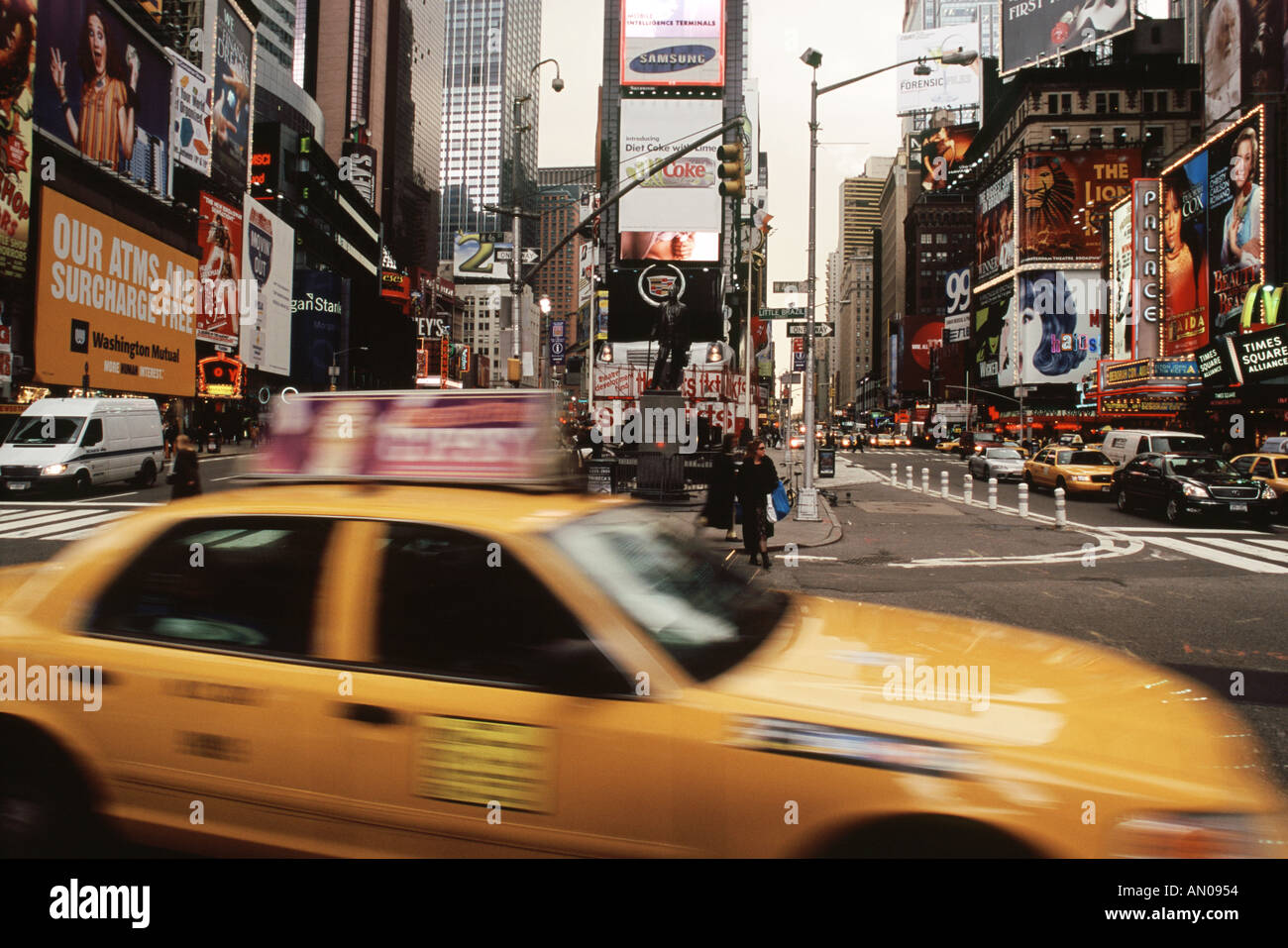 Yellow Cab am Times Square und Broadway in New York Stockfoto