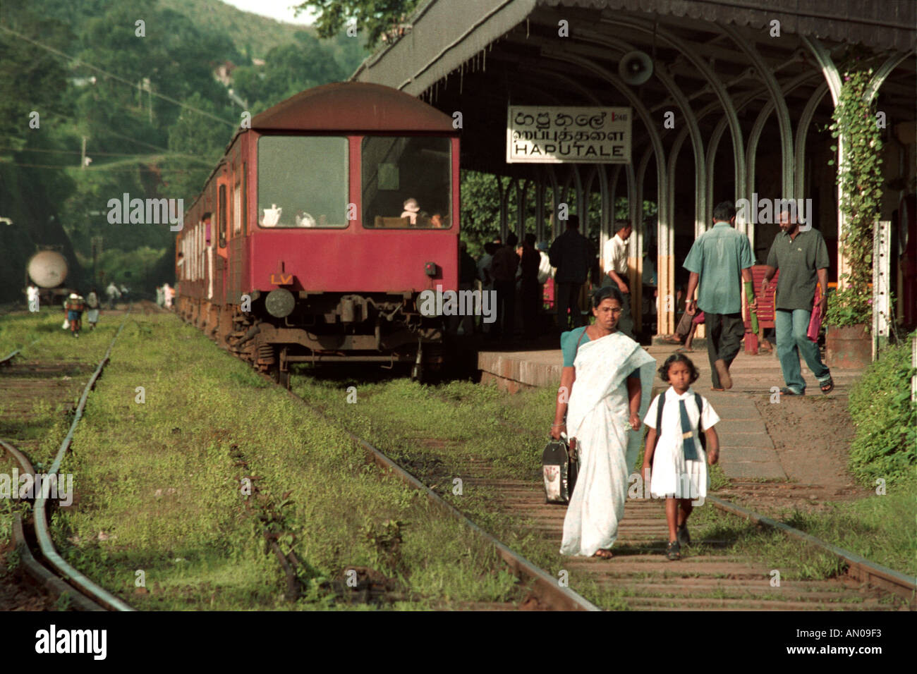 Sril Lanka Haputale Bahnhof und Morgen Schule drop Stockfoto