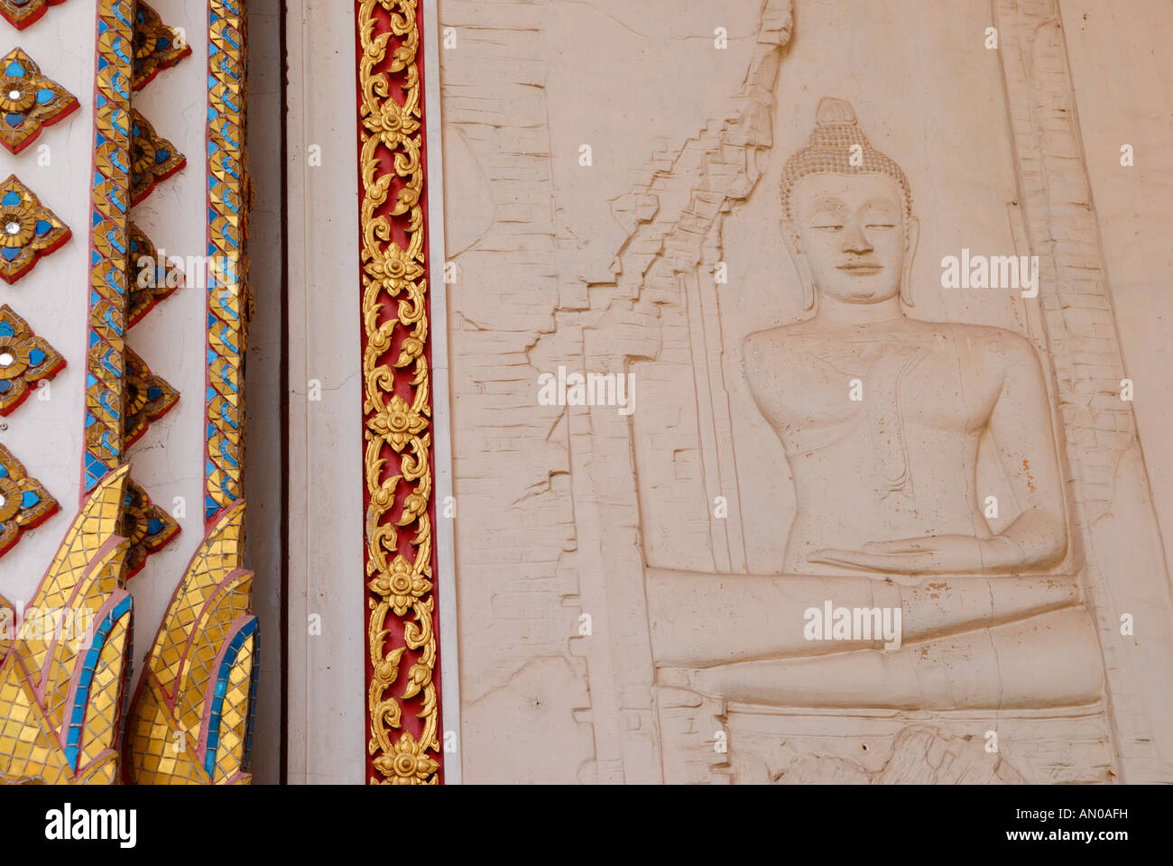 Relief schnitzen außen Eingang zum Wat Phra Mongkons Bophit Ayuthaya Thailand Stockfoto