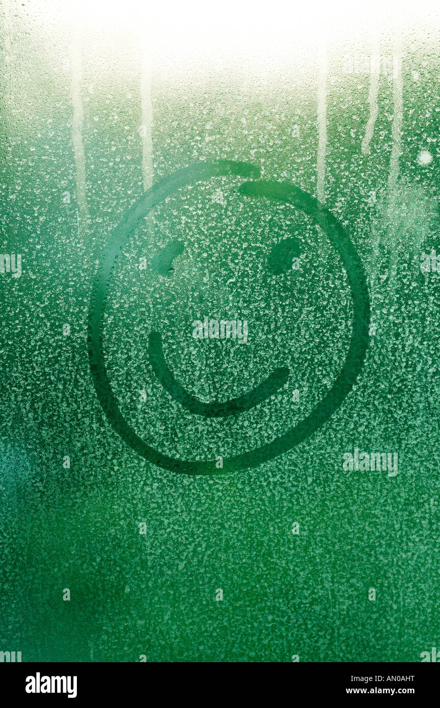 Lächeln auf nasse Fenster mit tropft Wasser gezogen Stockfoto