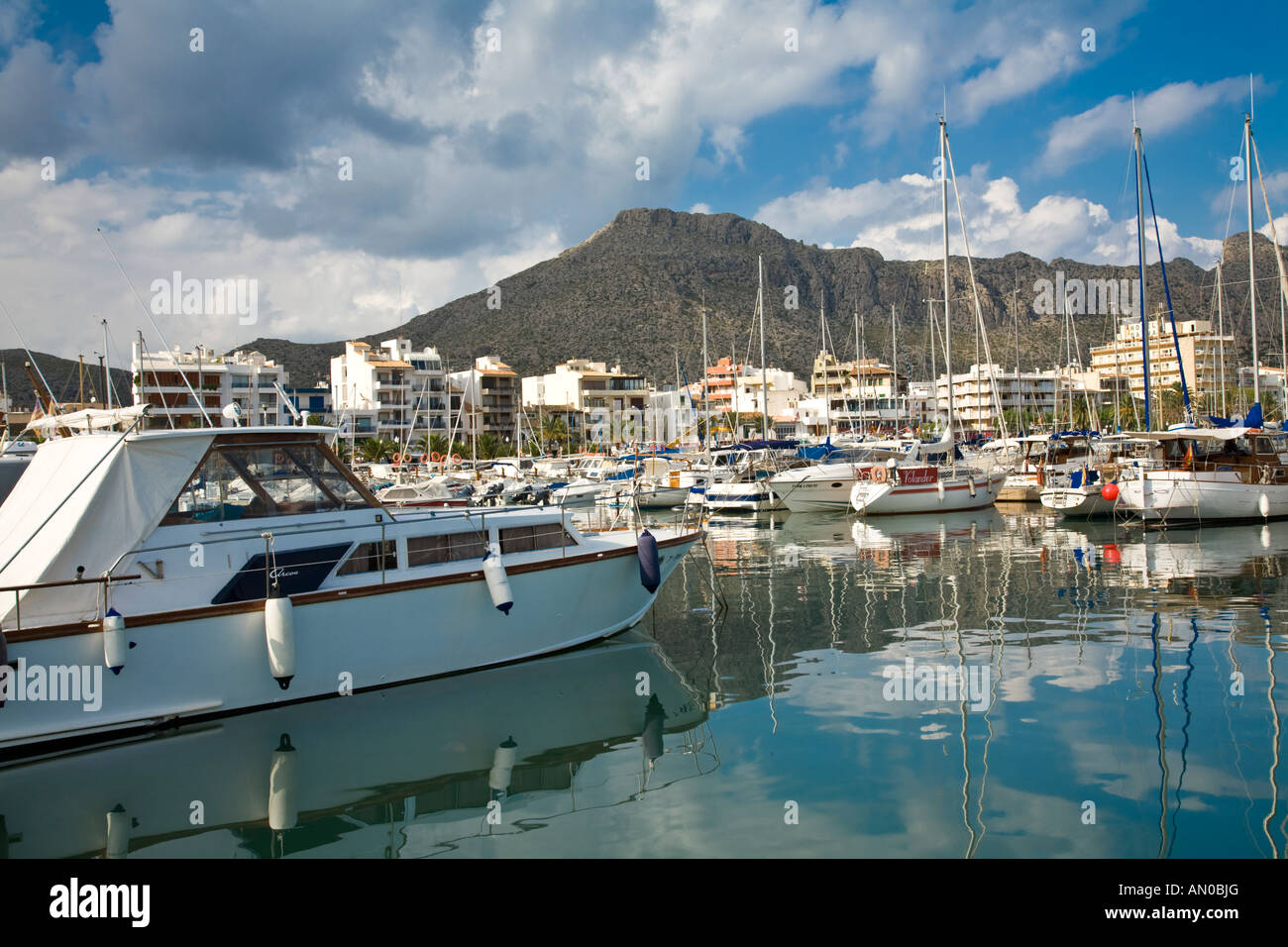 Yachten und Boote hegte in Port de Pollenca Mallorca Balearen Spanien Stockfoto