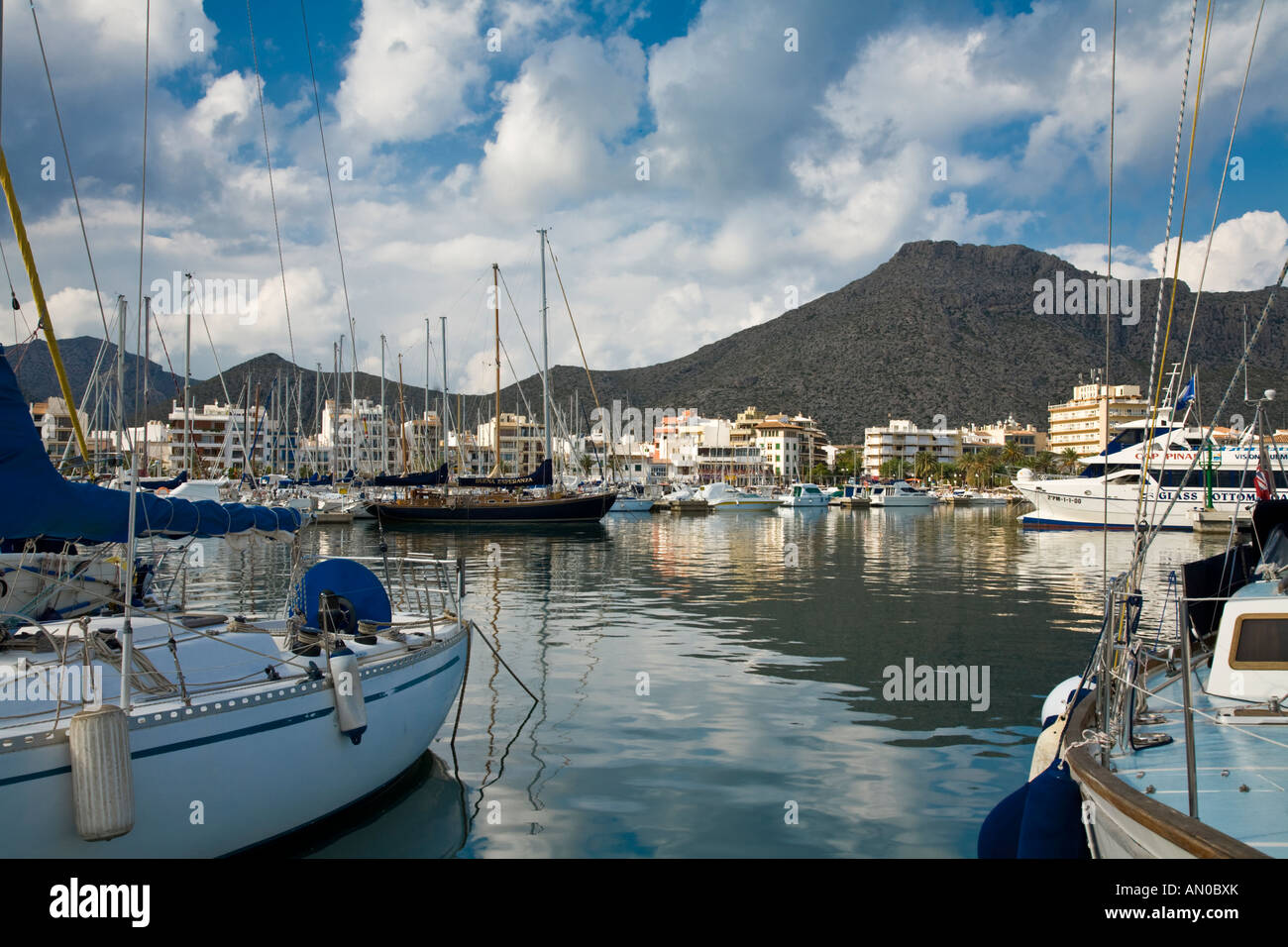 Yachten und Boote hegte in Port de Pollenca Mallorca Balearen Spanien Stockfoto