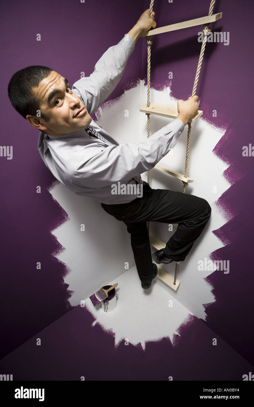 Porträt eines Geschäftsmannes besteigen einer Leiter Stockfoto