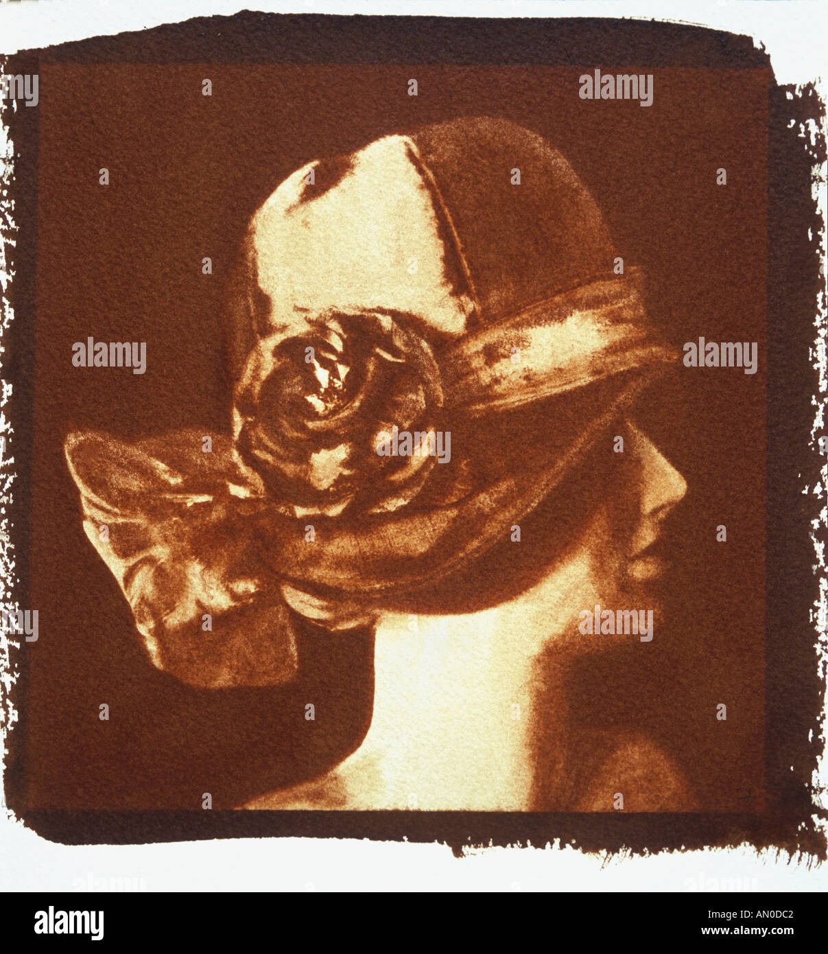 Ein Bild einer 1920er Jahre Büste mit Cloche Hut mit der traditionellen Gum Bichromate Technik gedruckt. Alternativen Verfahren. Stockfoto