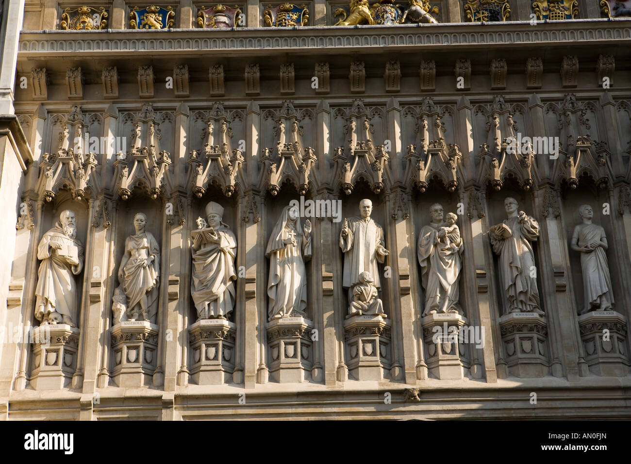 UK London Westminster Abbey modernen Märtyrer Statuen über die West-Veranda Stockfoto