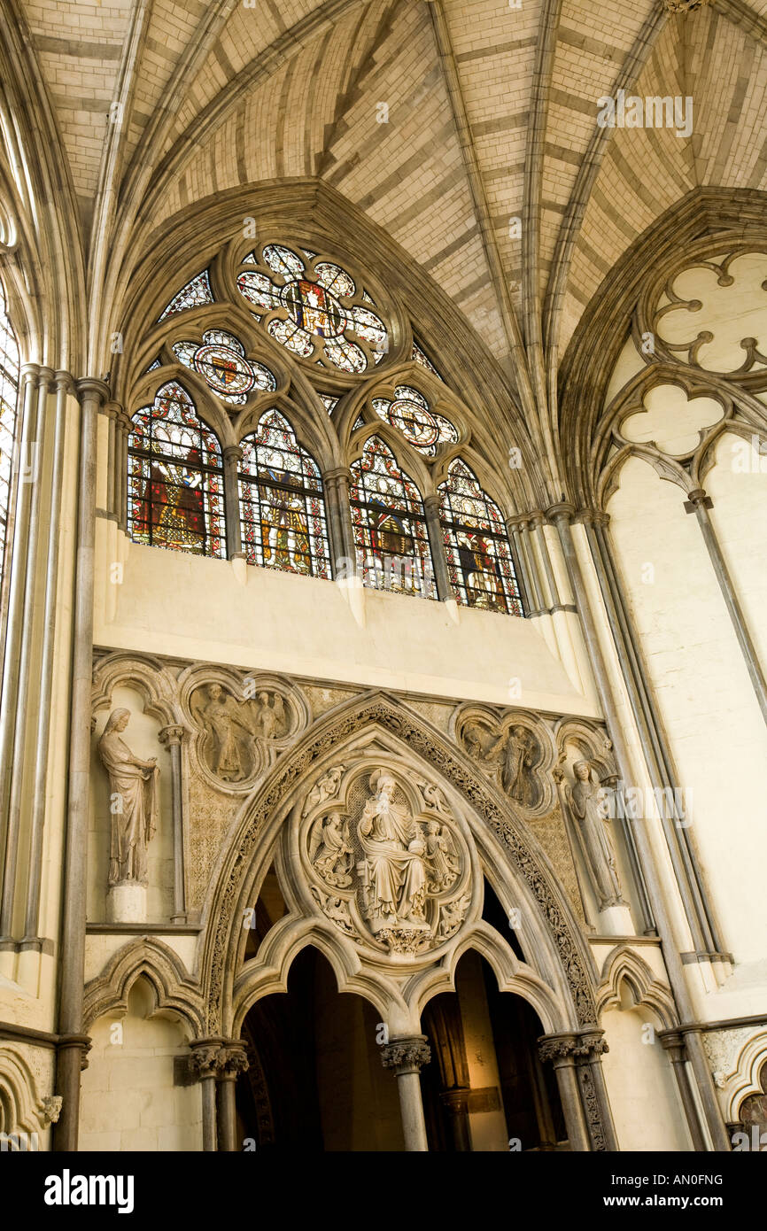 UK London Westminster Abbey Chapter House mittelalterliche Statuen von Angel Gabriel und Jungfrau Maria neben Christ in der Majestät Stockfoto