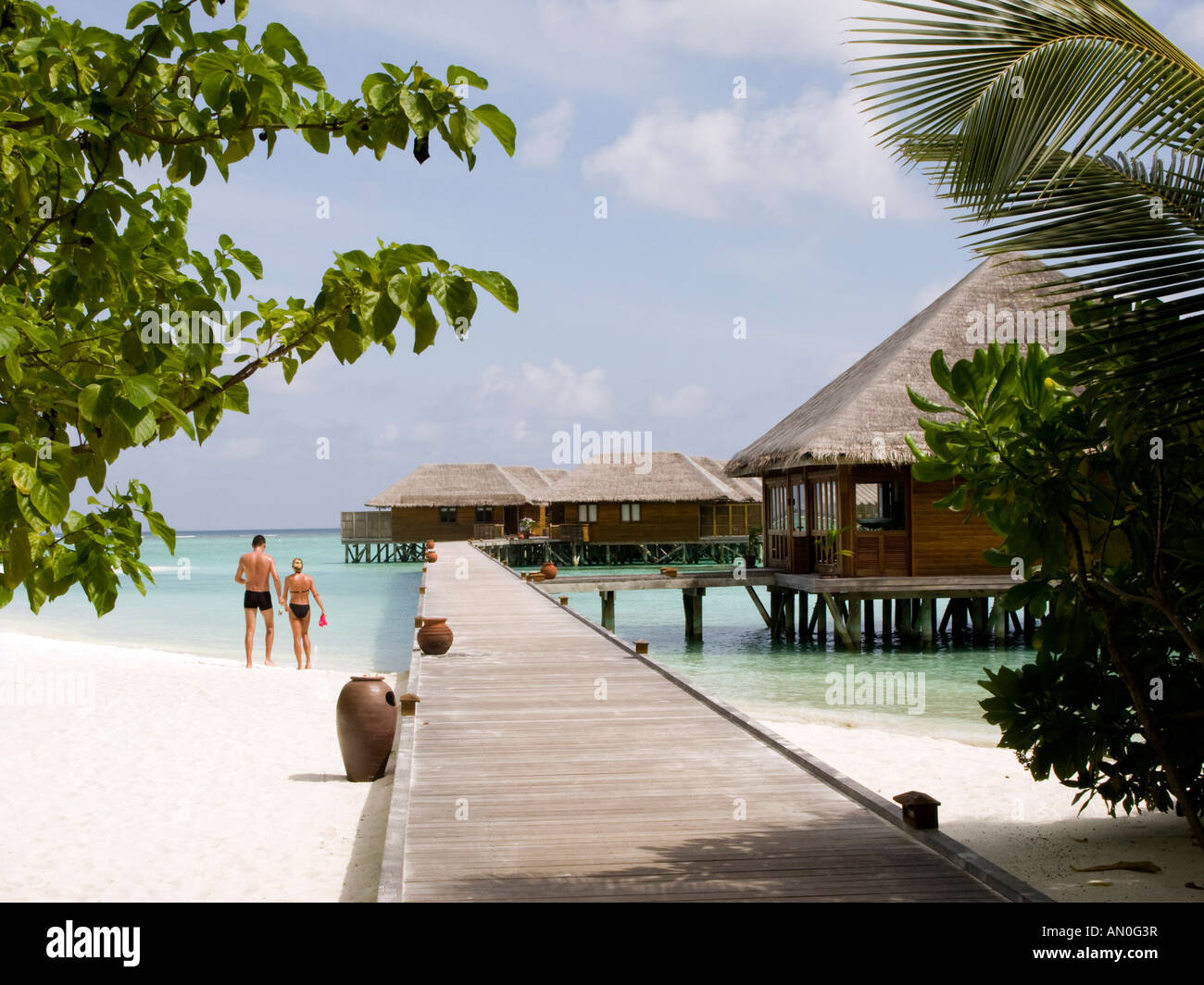 Nord Male Atoll Meeru Island Resort auf den Malediven paar am Strand von Jacuzzi Water Villas Stockfoto