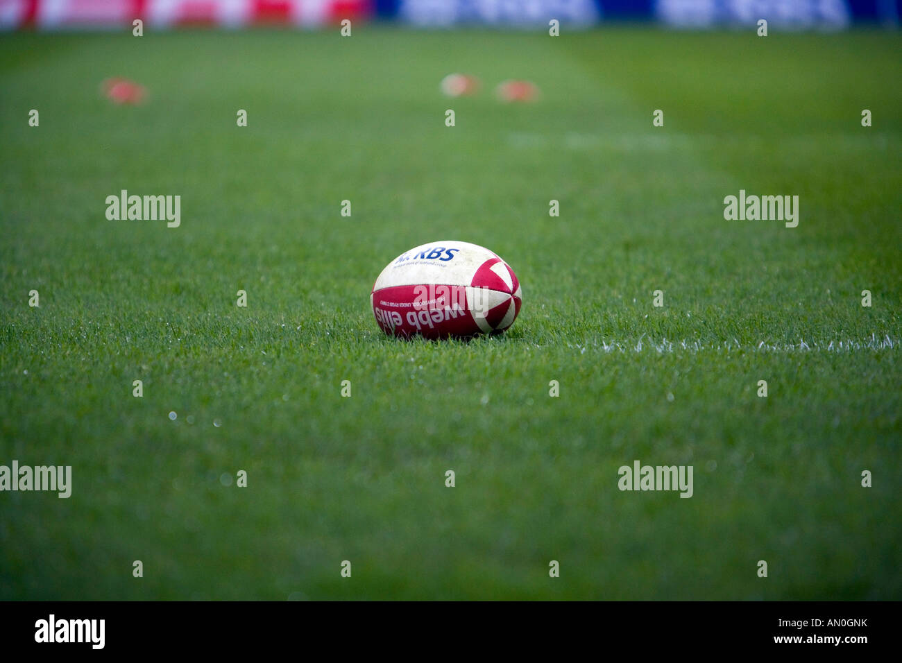 Rugby-Ball liegen lose an der Millennium-Stadion-Cardiff Stockfoto