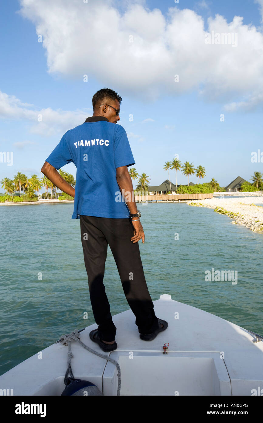 Malediven-Addu Atoll Herathera Island Resort Flughafen Transferboot nähert sich Hauptbrücke Stockfoto