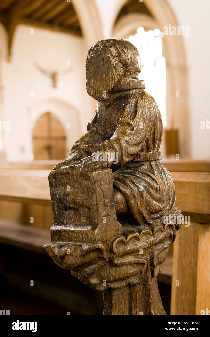 UK Suffolk Blythburgh Dorf All Saints Church sieben Todsünden Trunkenheit Pew Ende Figur in Aktien Stockfoto