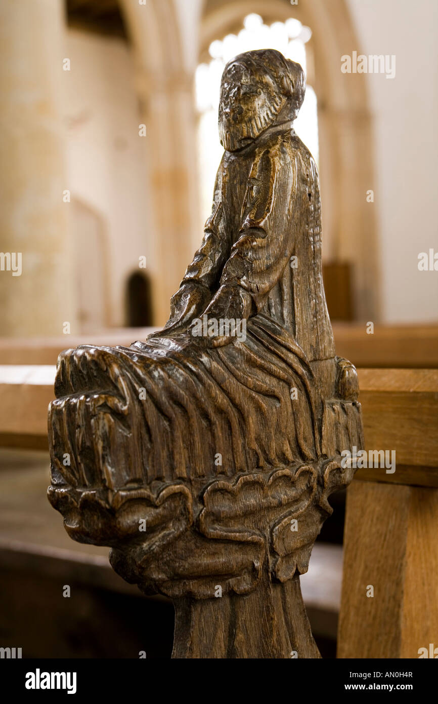 UK Suffolk Blythburgh Dorf Holy Trinity Church sieben Todsünden Trägheit Faultier Pew Ende Figur im Bett Stockfoto