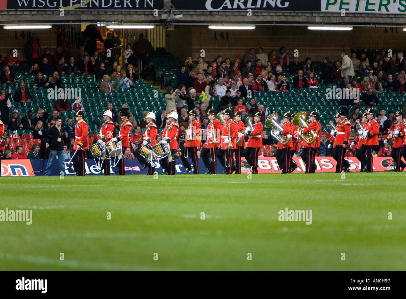 Militärische Blaskapelle paradieren die Millennium Stadium vor ein Rugby-Spiel Stockfoto