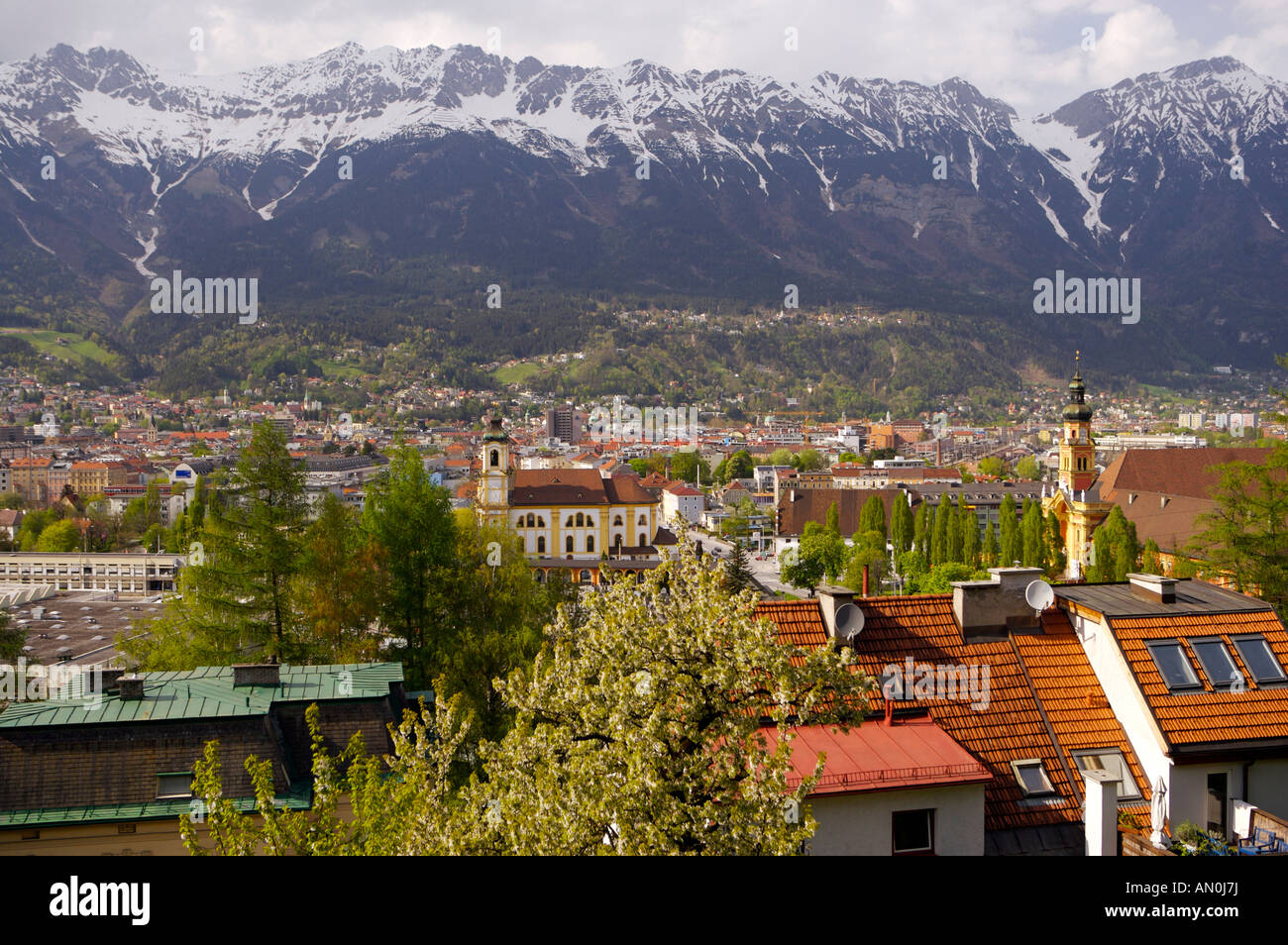 Mit Blick auf die Stadt Innsbruck vom Berg Isel, Tirol, Österreich. Stockfoto