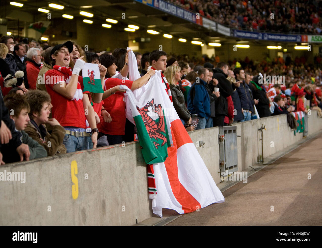 Wales-Fans das Spiel beobachten, während die Wales-England Spiel im Millennium Stadium am 17. März 2007 Stockfoto