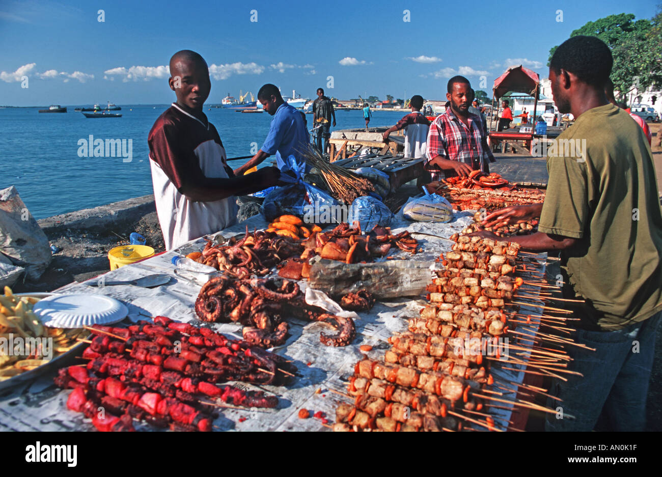 Ständen frisch zubereiteten Fisch und Meeresfrüchte an der Uferpromenade im Forodhani Gärten Stone Town Unguja Sansibar Tansania Ostafrika Stockfoto