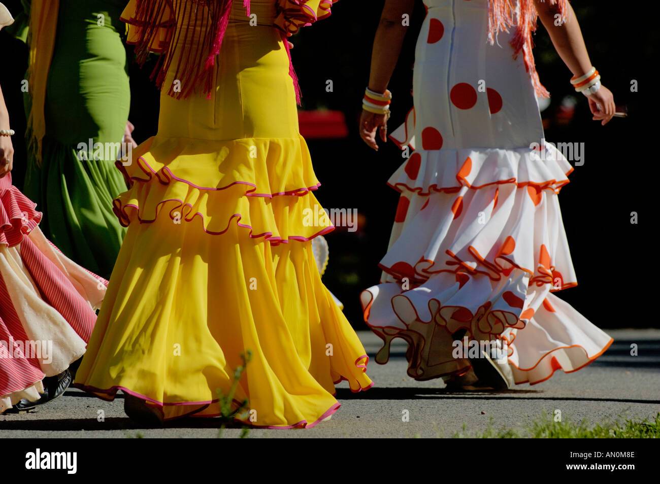 Frauen im Flamenco Kleid zu Fuß durch Maria Luisa Park während der Frühjahrsmesse Sevilla Feria De Abri, Sevilla, Andalusien, Spanien. Stockfoto