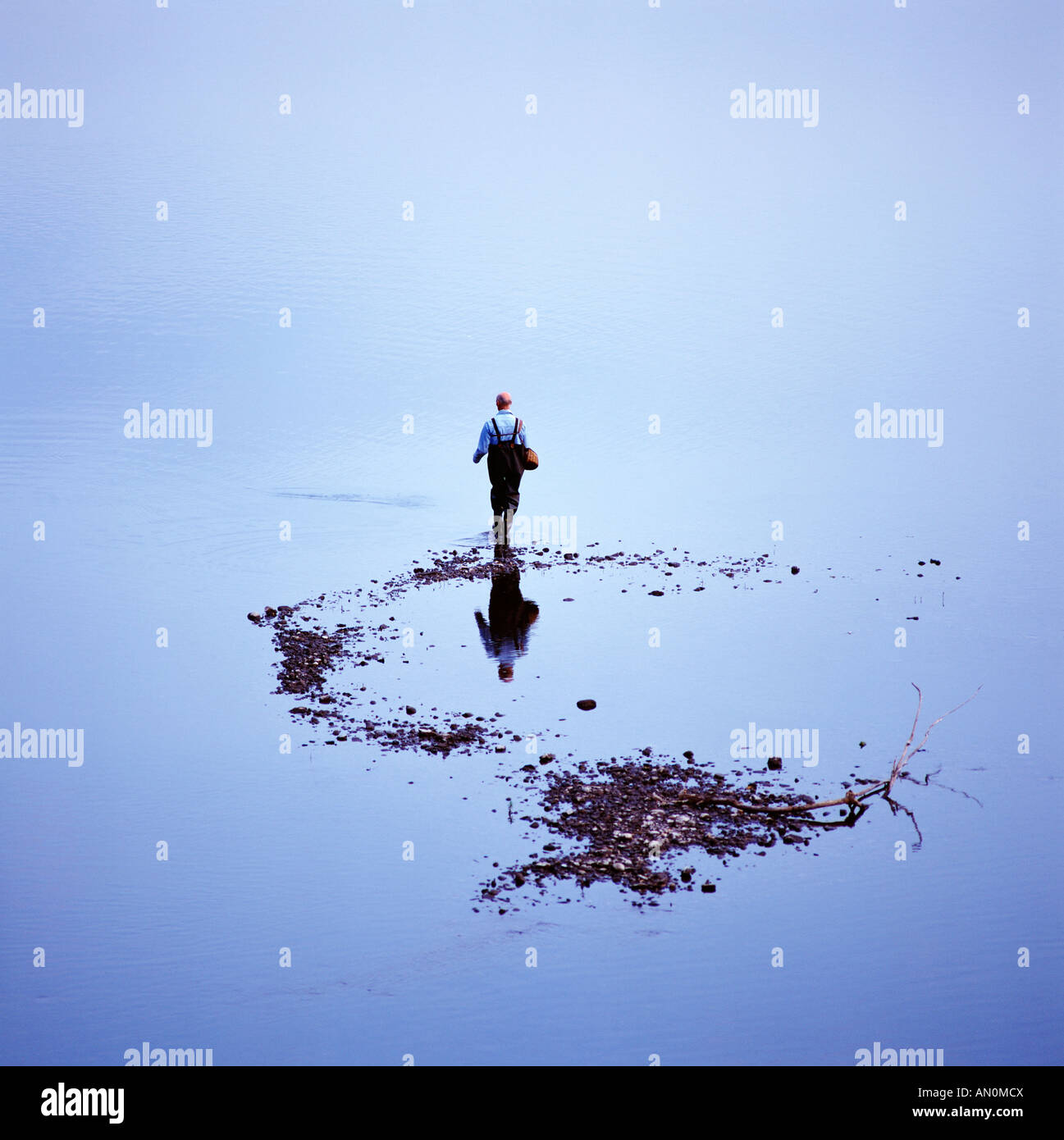 Männlich, Angeln In der West Branch des Susquehanna River in der Nähe von Lewisburg, Union County, Pennsylvania, Usa., Stockfoto