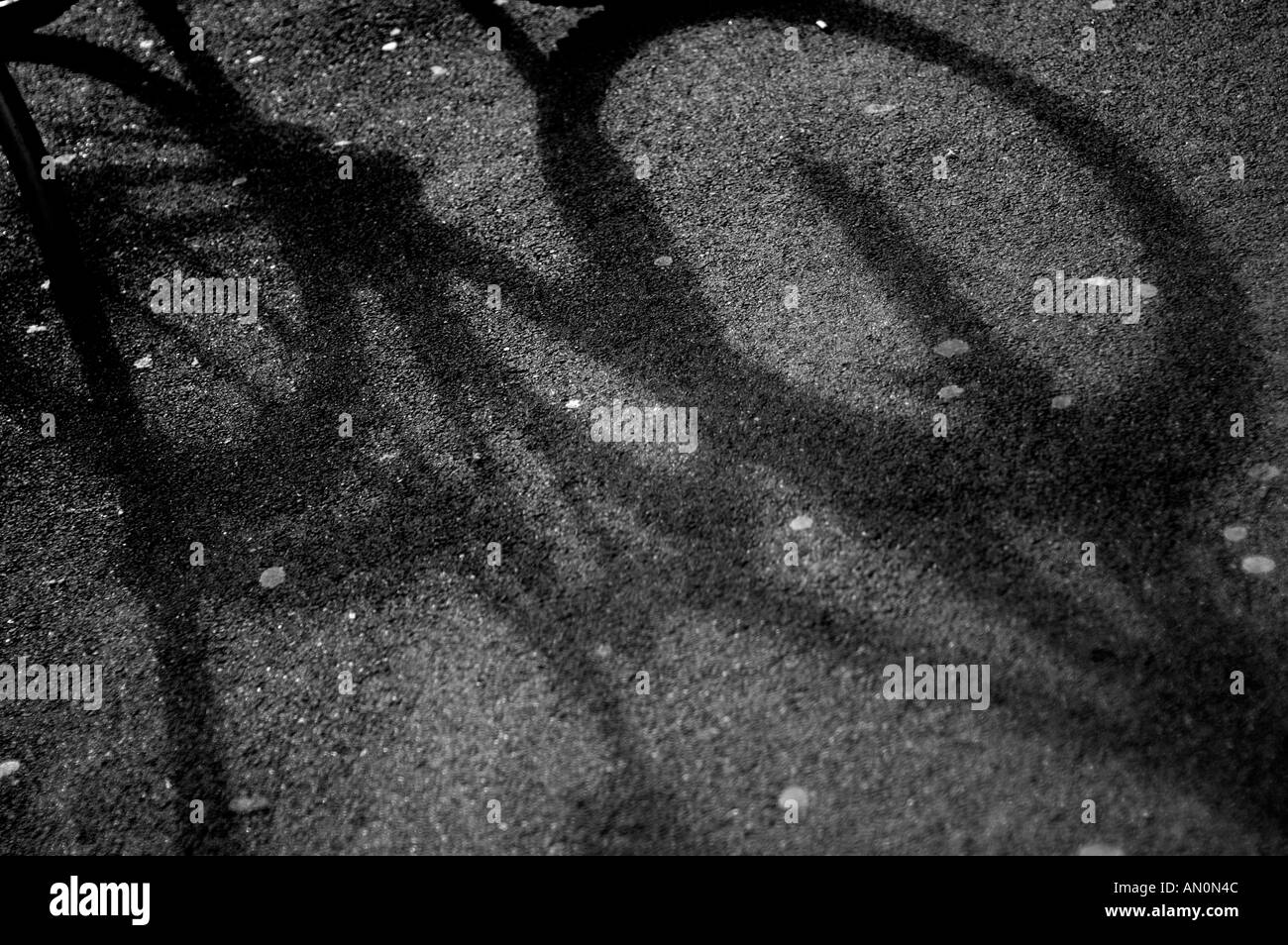 Schatten eines Fahrrades in einem rack Stockfoto