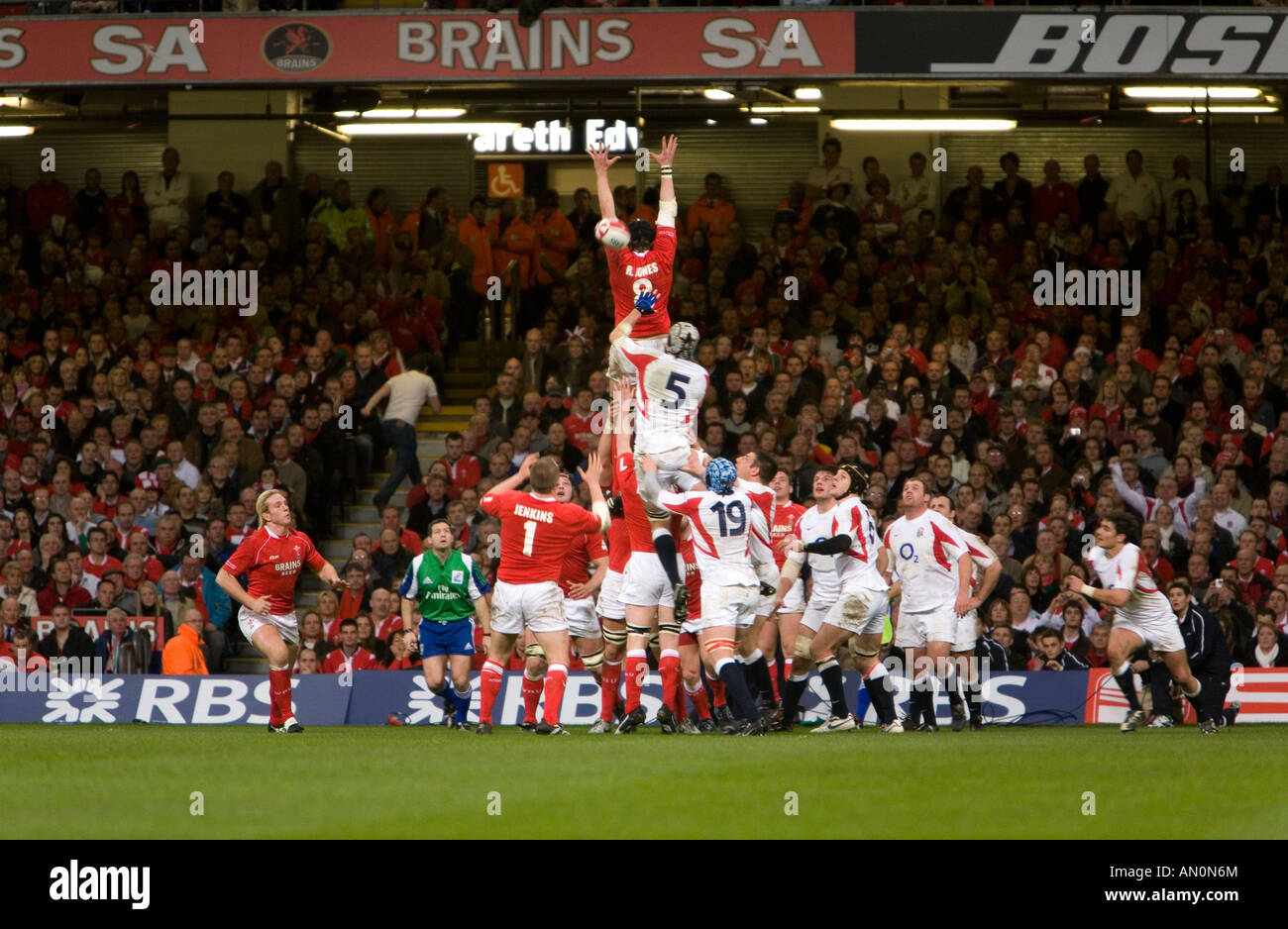 Fehlende Besitz in einen Lineout während des Wales England Wales Spiel im Millennium Stadium am 17. März 2007 Stockfoto