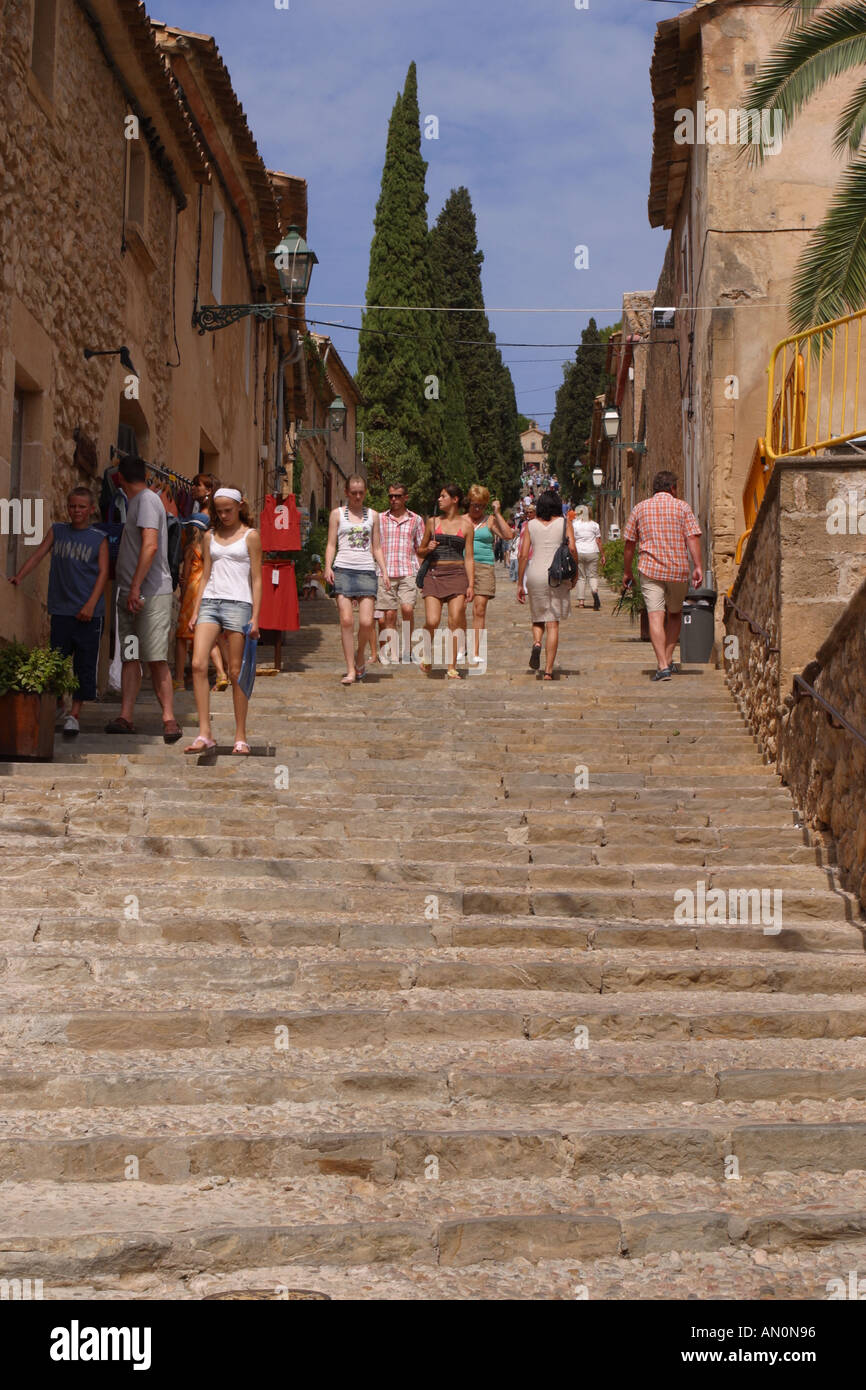 Pollensa auf Mallorca die Calvari ist 365 Stufen führt zu einer kleinen Kirche mit Zypressen Pollenca Mallorca Stockfoto