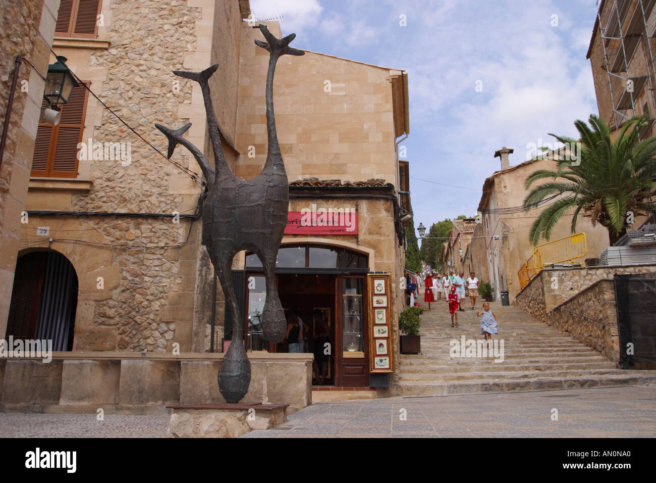 Pollensa auf Mallorca an der Basis der Calvari Stufen ist eine moderne Statue Pollenca Mallorca Stockfoto