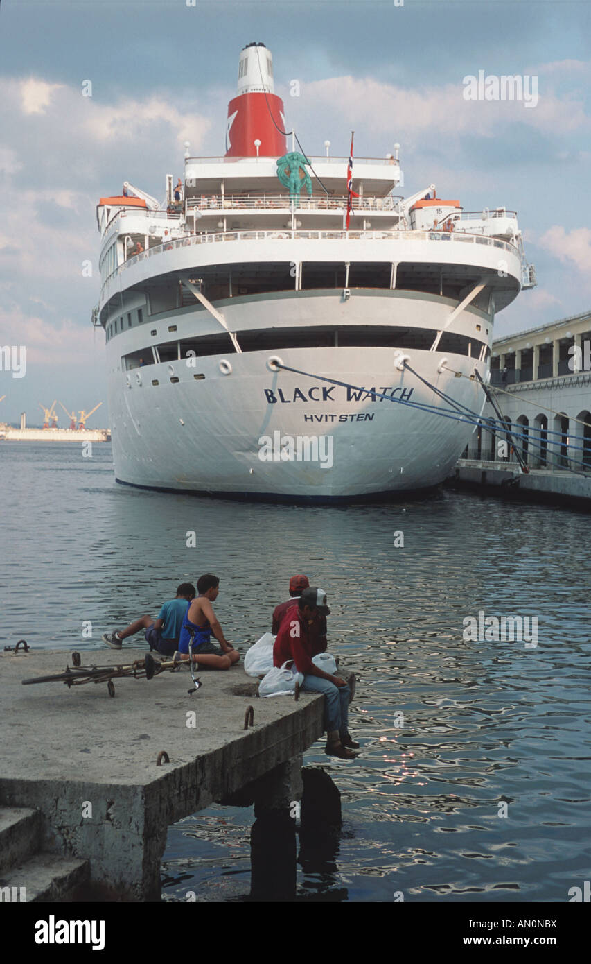 Kreuzfahrtschiff im Hafen von Havanna, Kuba. Stockfoto