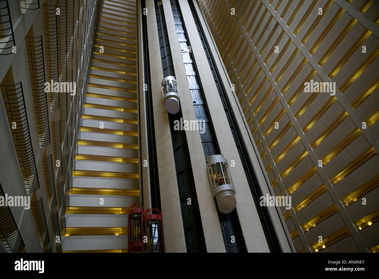 Aufzug-Pods im New York Marriott Marquis Hotel am Times Square in New York City USA Mai 2005 Stockfoto