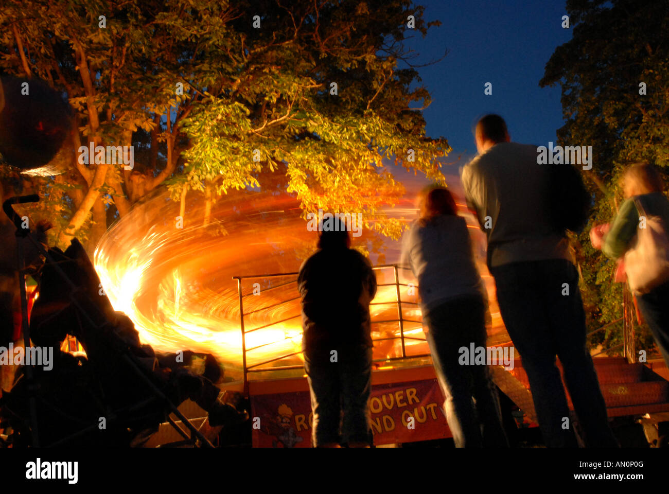 Menschenmassen beobachten frohen Fahrt eine Kleinstadt Jahrmarkt für Faschingswoche Runde gehen Stockfoto