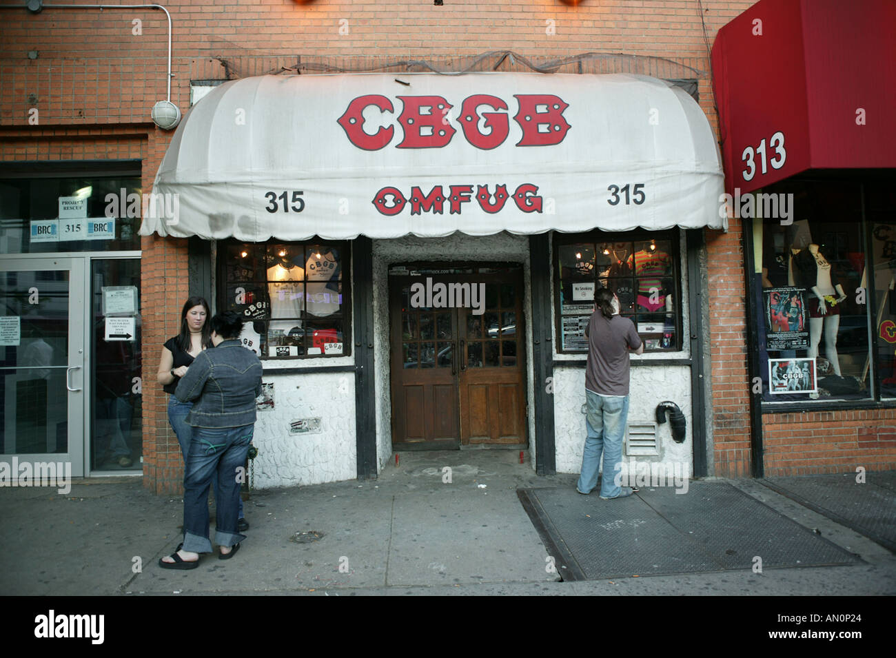 Eintritt in den legendären CBGB-Club in der Bowery Street in Lower East Side von Manhattan New York USA Juni 2005 Stockfoto