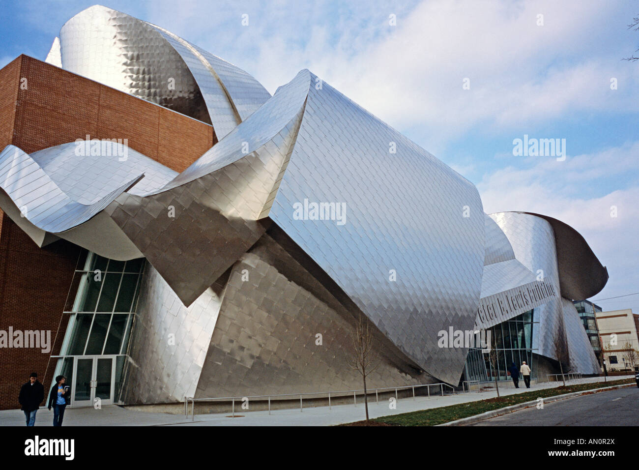 Blick auf die Peter B Lewis Buillding entworfen von dem Architekten Frank Gehry in Cleveland Ohio USA Stockfoto