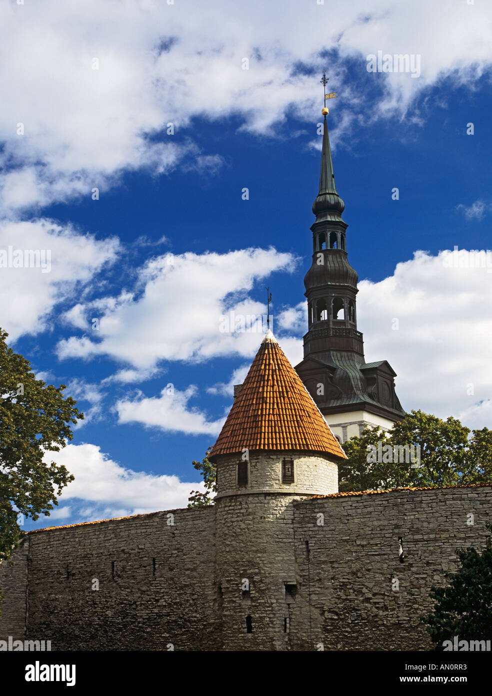 TALLINN Republik von Estland Europäische UNION September St. Nikolaus-Kirche aus dem Domberg mit der Stadtmauer im Vordergrund Stockfoto