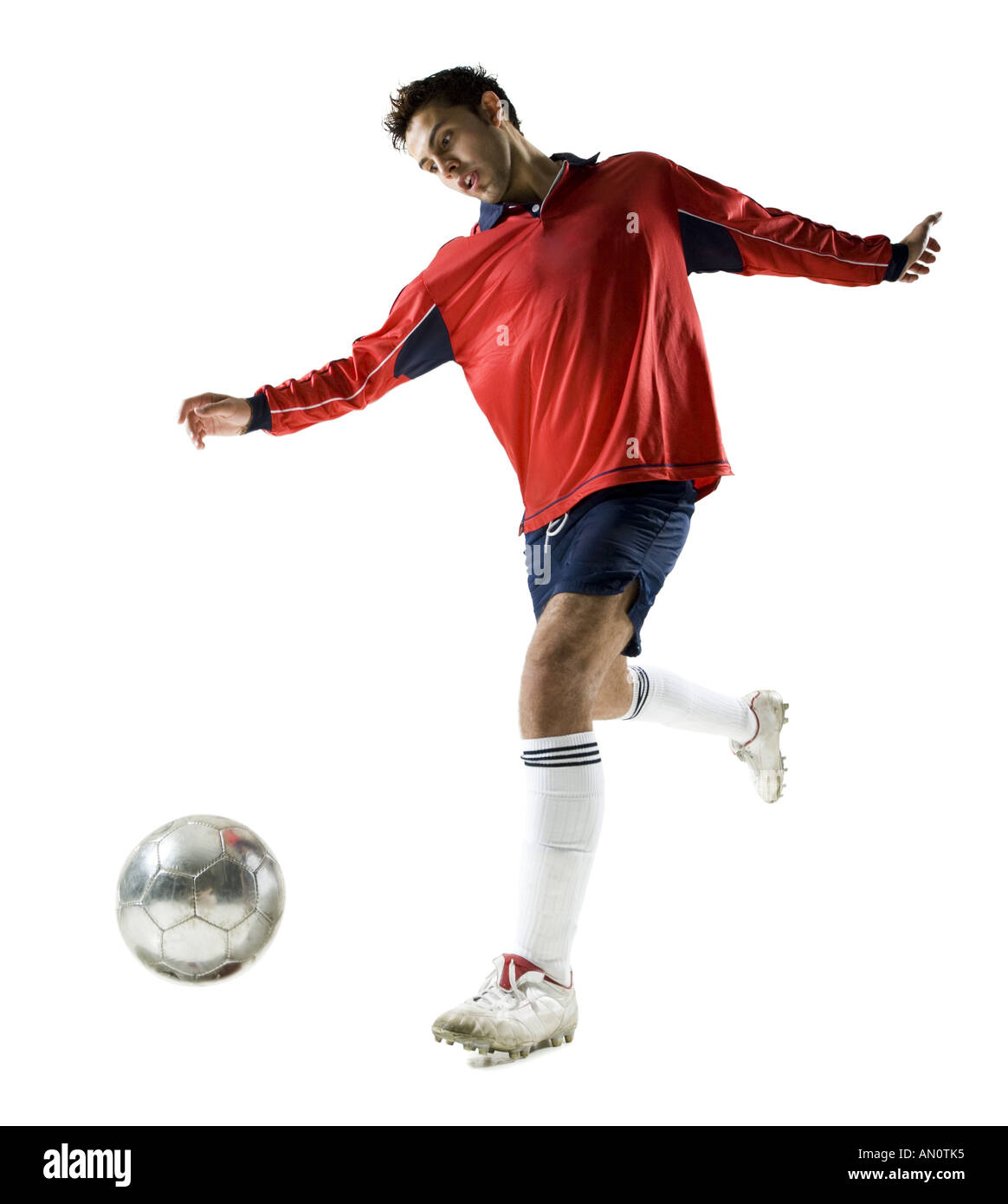 Niedrigen Winkel Blick eines jungen Mannes mit einem Fußball spielen Stockfoto