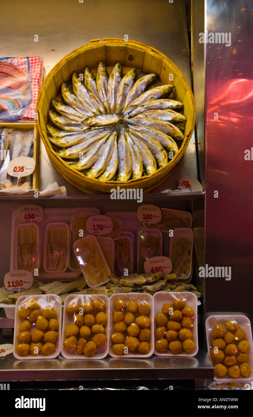 Sardinen und andere Meeresfrüchte auf dem spanischen Markt Stockfoto