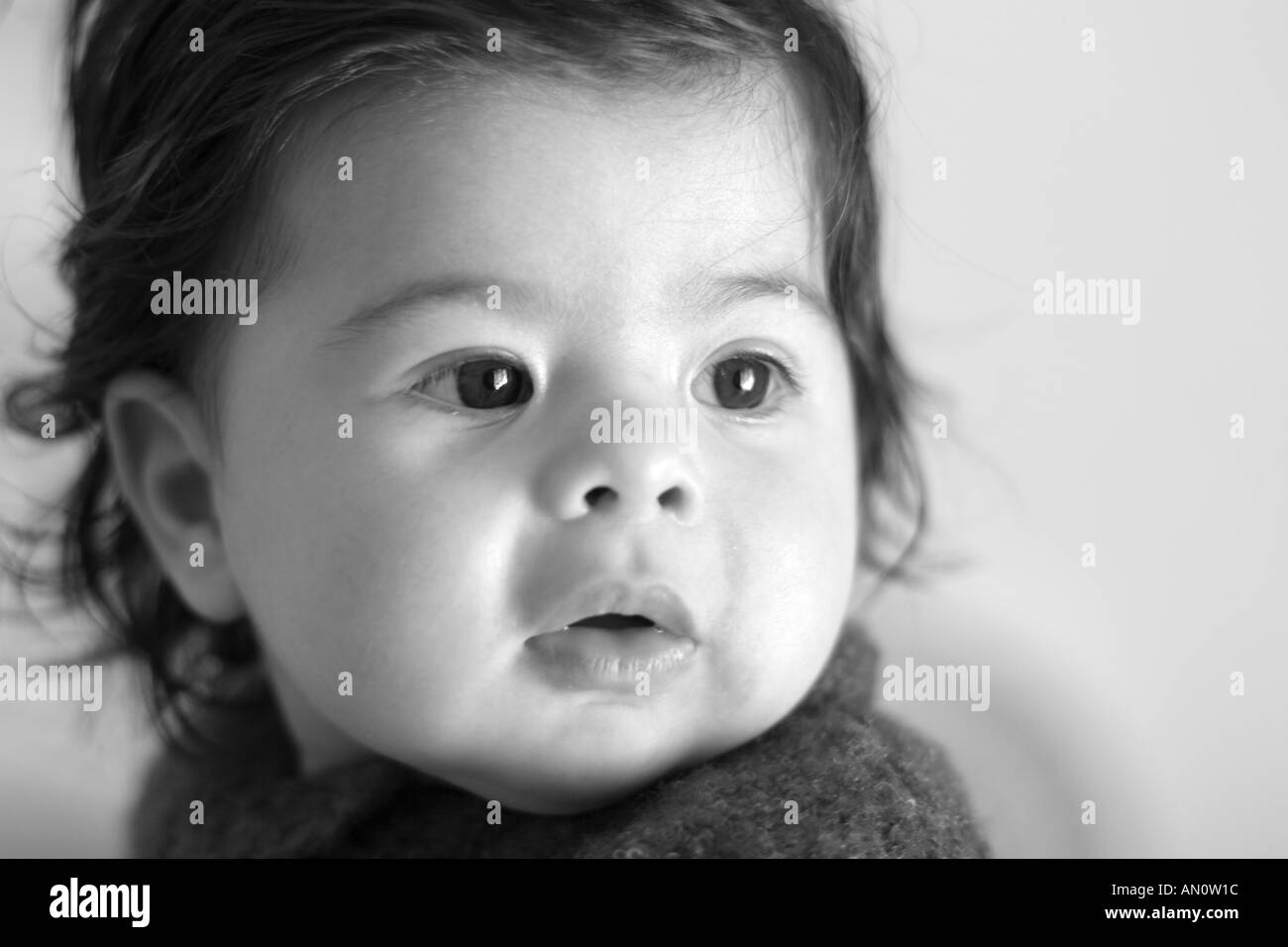 1-2-jährige Mädchen mit dunklen Haaren und Augen Stockfoto