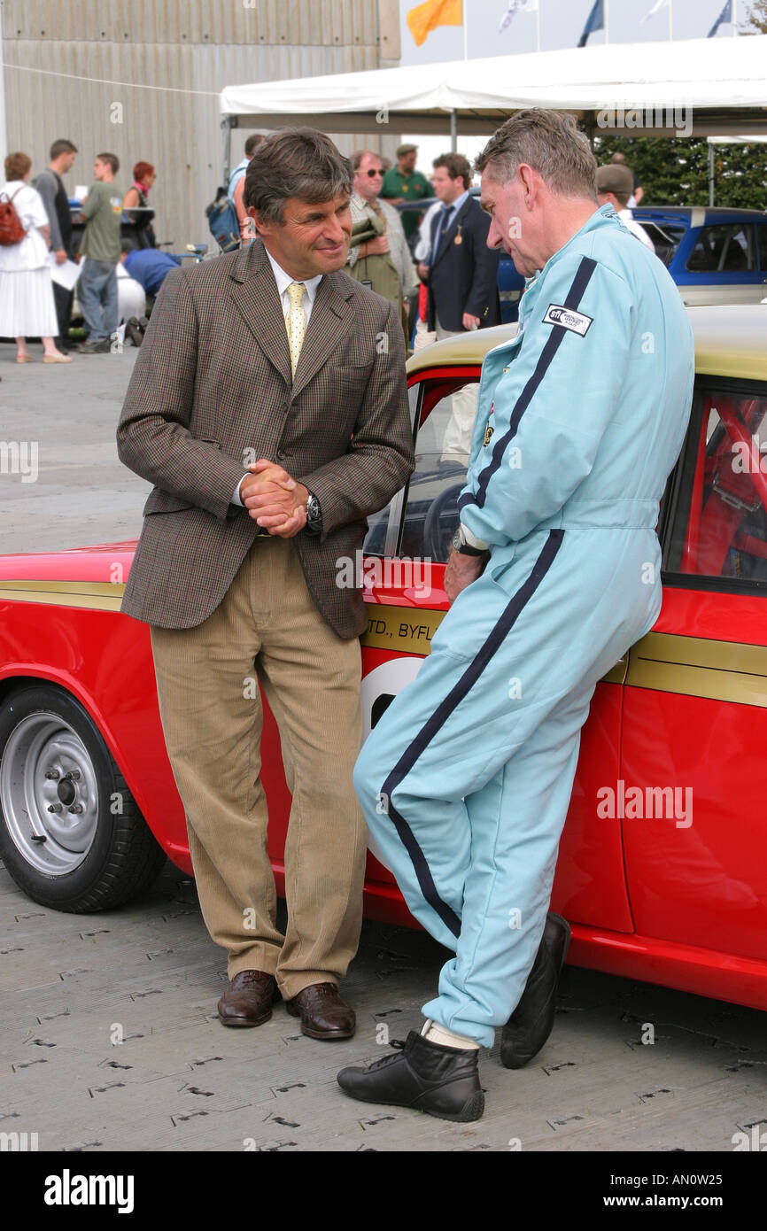 Alan De Cadenet mit Alan Mann neben Lotus Cortina Mk1 beim Goodwood Revival Stockfoto