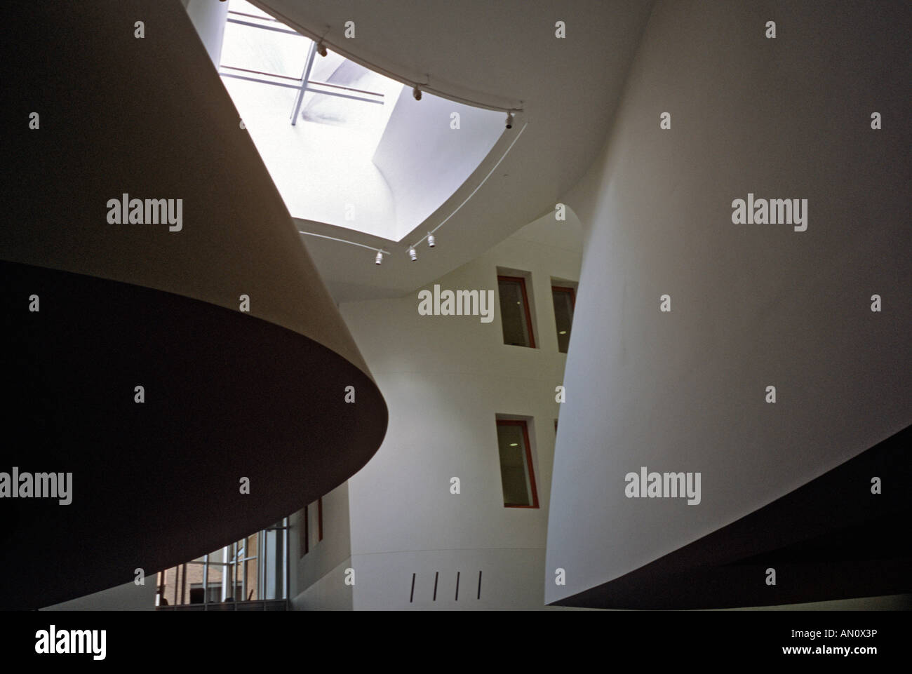 Innenraum der Peter B Lewis Buillding entworfen von dem Architekten Frank Gehry in Cleveland Ohio USA Stockfoto