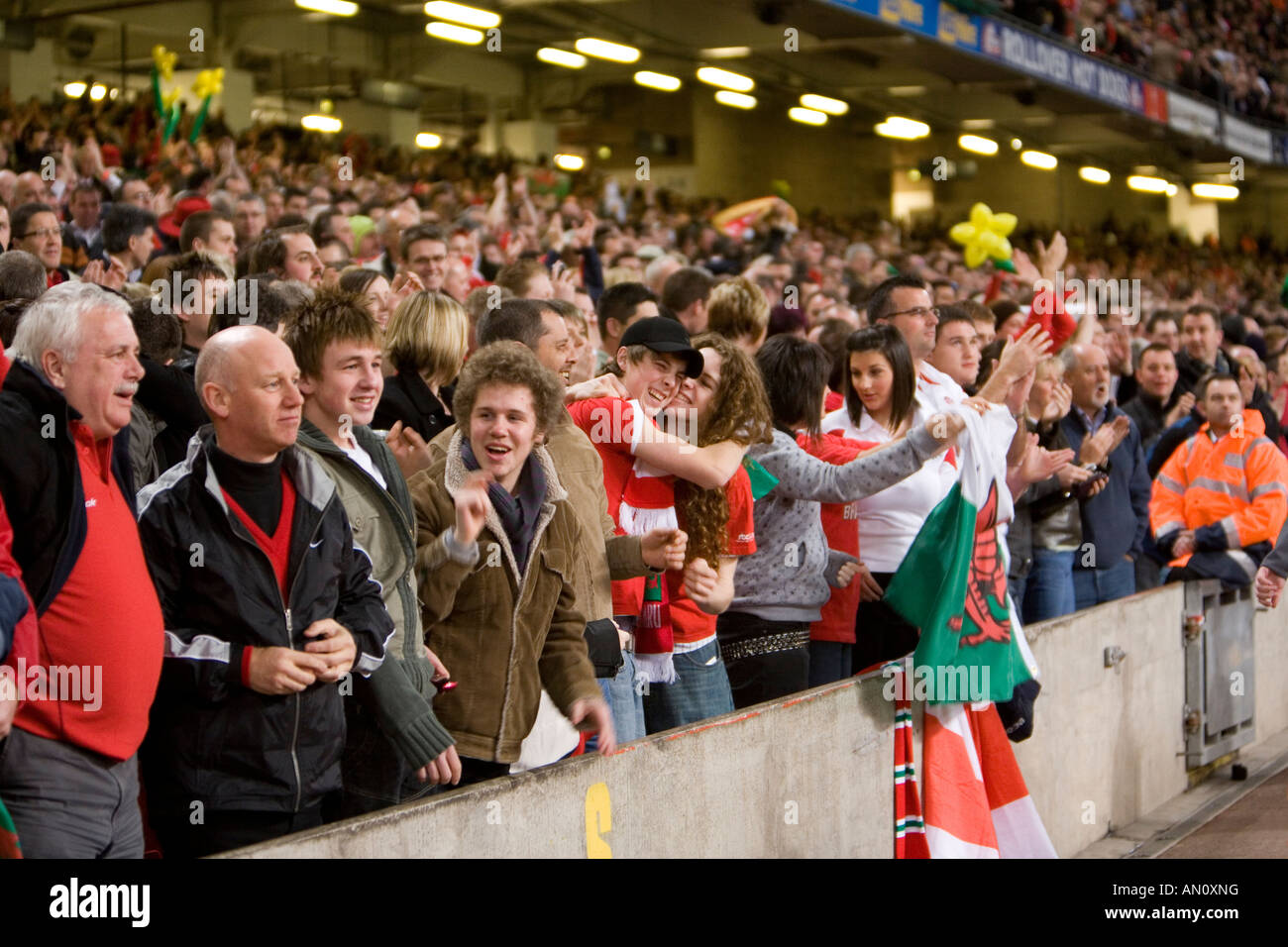 Wales-Fans das Spiel beobachten, während die Wales-England Spiel im Millennium Stadium am 17. März 2007 Stockfoto